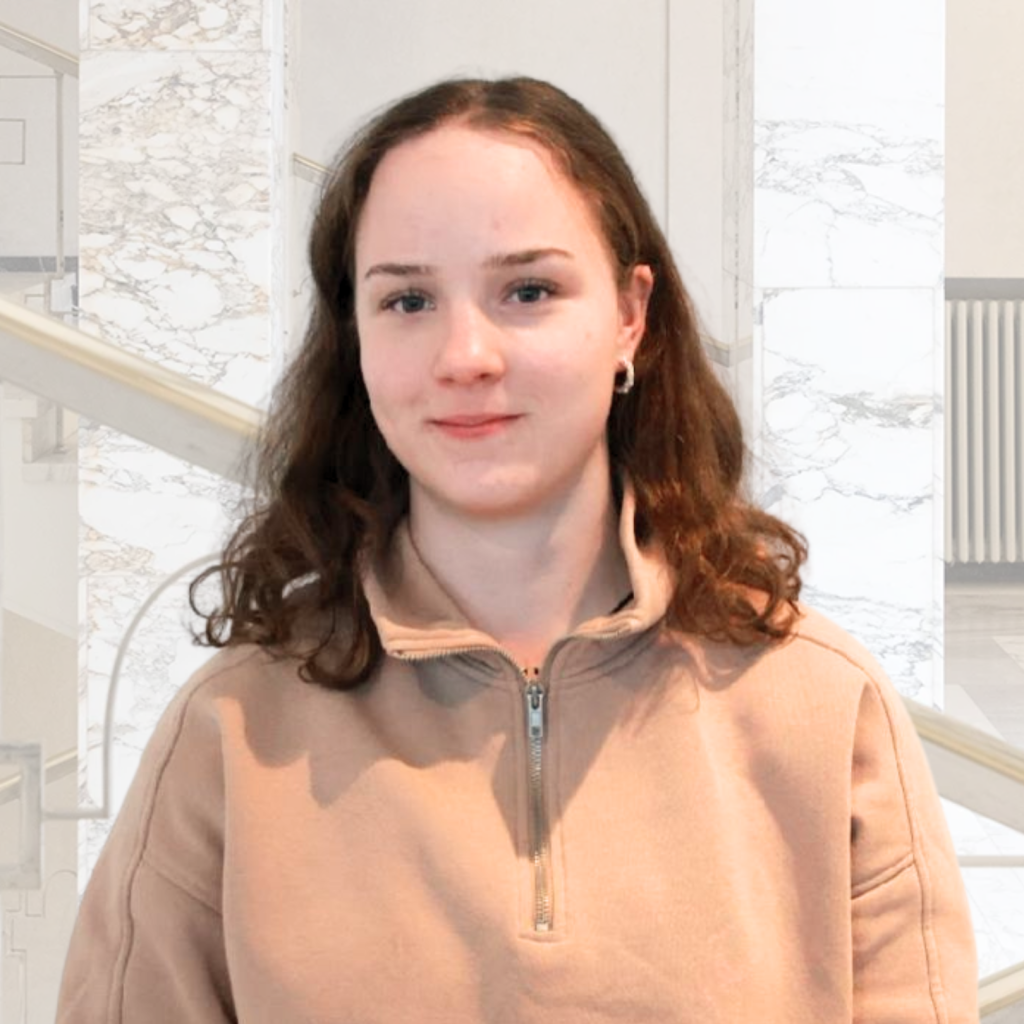 Nina Kuusrainen eduskuntataustalla